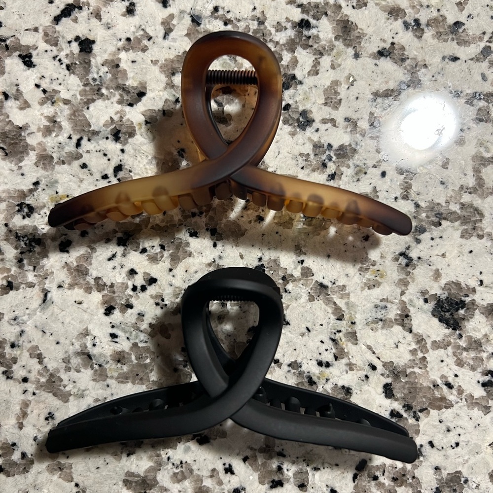 🍁 2 for $20 NEW 2 hair claw clips